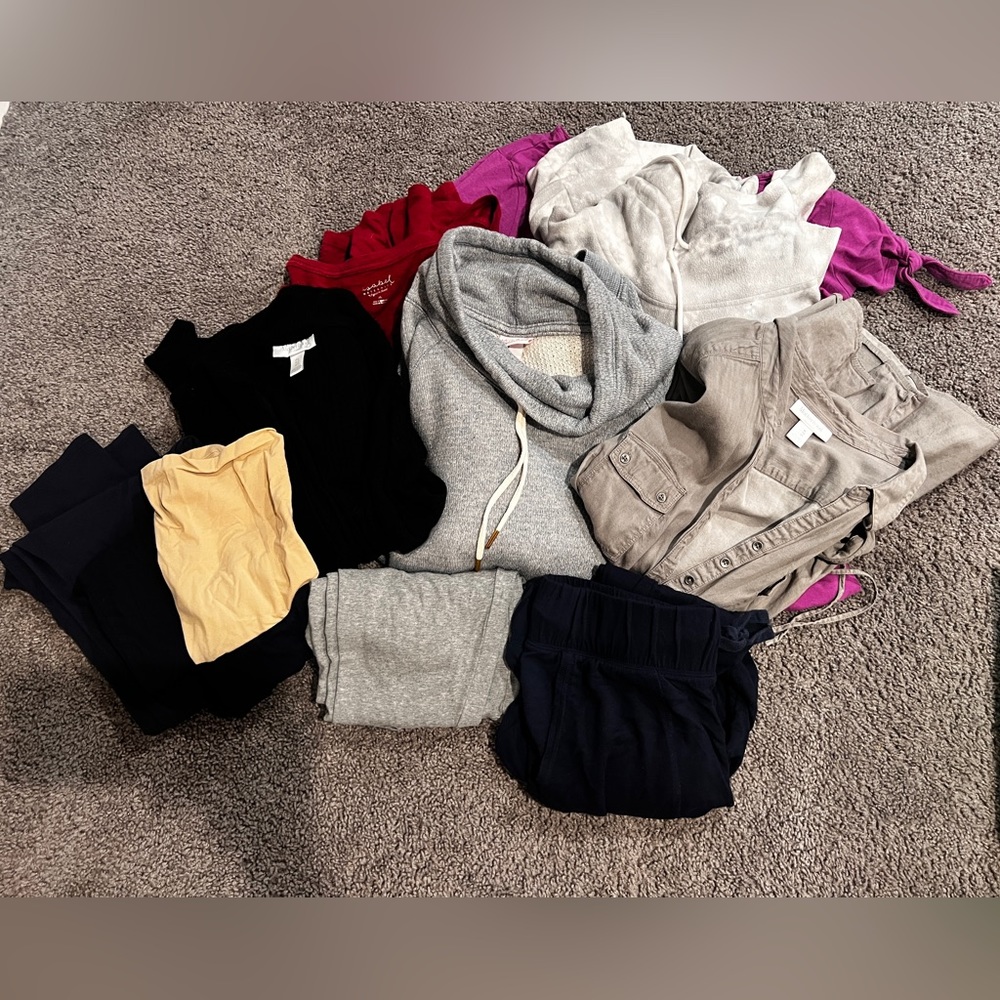 Maternity clothes 6 shirts and 4 pants. Mother hood, target and pea and the pod.